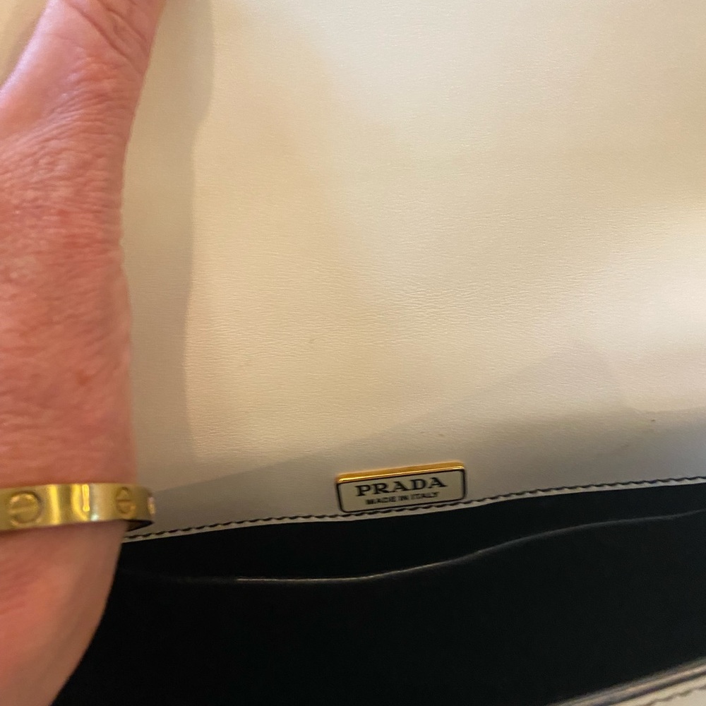 Beautiful crossbody Prada bag with gold hardware. Excellent condition - Picture 6 of 10